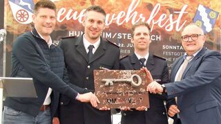 Besonderer Moment: Feierlich wurde beim Festakt am Sonntag der symbolische Schlüssel für das neue Feuerwehrhaus der Abteilungen Hundheim und Steinbach durch Külsheims Bürgermeister Thomas Schreglmann (rechts) übergeben.