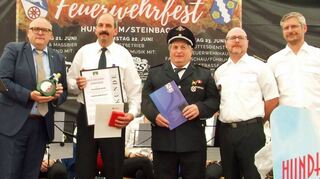 Ehrungen gab es beim Feuerwehrfest für Waldemar Bloos (Deutsches Feuerwehr-Ehrenzeichen in Silber, Dritter von links) und Gerold Kaufmann (Ehrennadel in Silber, Vierter von links).
