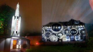 Rakete Noah und eine Lichtinstallation.