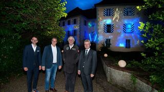 Eine der großen Lichtinstallationen, auf das Schloss projiziert, mit (von links) Adelsheims Bürgermeister Wolfram Bernhardt, Minister Peter Hauk, Louis von Adelsheim und Landrat Dr. Achim Brötel.