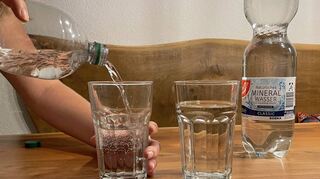Gerade im Sommer bei hohen Temperaturen verliert der Körper viel Flüssigkeit. Deshalb ist trinken sehr wichtig.