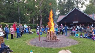 Zum Johannisfeuer des Odenwaldklubs Hardheim an der Wolfsgrubenhütte kamen vor allem Familien mit Kindern. Das Bild steht stellvertretend für die Johannisfeuer in der Region.