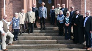 Frauen und Männer verschiedener Jahrgänge feierten am Sonntag in der Leonhardskirche Sachsenhausen ihre Jubelkonfirmation. Den Gottesdienst leitete Pfarrer Christoph Brandt.