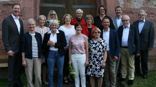 Einführung und Ehrungen in Niklasuhausen: Unser Bild zeigt Pfarrer Habiger und Dekanin Klomp mit den Geehrten und den Kirchenältesten, Bürgermeister Wyrwoll und Diakon Holzhauer.