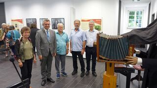 Die Akteure des Abends: Landrat Dr. Achim Brötel, eingerahmt von Sibylle Ostien und Norbert Weckbach, beide stellvertretende Vorsitzende des Vereins Bezirksmuseum Buchen, Dr. Jürgen Strein und Pianist Georg Fischer, mit der Atelierkamera von Karl Weiß.