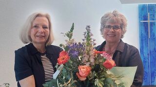 Die Crailsheimer Schuldekanin Charlotte Altenmüller (rechts) wurde in der Bezirkssynode durch Dekanin Renate Meixner verabschiedet. Im Zuge der Sparmaßnahmen wird ihre Dienststelle aufgelöst, künftig ist Öhringen zuständig.