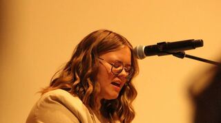 Die Insinger Liedermacherin Finja Burkardt begleitete sich selbst am Piano. Ihre faszinierende Stimme und nuancenreiche Präsentation belohnte das Publikum hoch verdient mit Platz zwei.