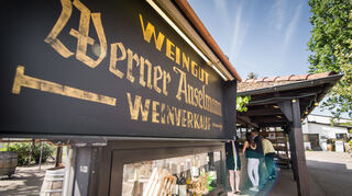 Der Weinverkauf im Weingut in Edesheim.