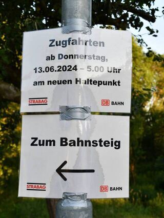 Aushänge vor Ort verweisen die Reisenden auf den geänderten Bahnhalt in Gerlachsheim.