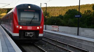 Zwar fehlen noch Geländer, Wetterhäuschen und Sitzplätze: Ein- und Aussteigen ist am neuen Bahnhaltepunkt Gerlachsheim seit Mitte Juni offiziell möglich.