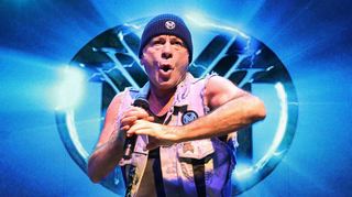 Bruce Dickinson spielt beim Zeltfestival Rhein-Neckar und weiß genau, wie er sein Publikum mitreißen kann.