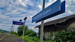 Auch das Stuttgarter Verkehrsministerium kritisiert die augenblicklichen Zustände auf der Tauberbahn – hier der Bahnhalt in Königshofen, wo derzeit ebenfalls viele Züge nicht fahren. Aus dem Hause von Winfried Hermann wird eine „zeitnahe, nachhaltige“ Problemlösung an die Adresse der Westfrankenbahn angemahnt.