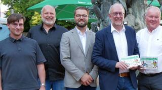 Nico Hofmann, Sprecher der Ortsvorsteher, die Fraktionsvorsitzenden Markus Dosch (SPD/Grüne/Links) und Dr. Harald Genzwürker (CDU), Beigeordneter Benjamin Laber, Fraktionsvorsitzender Martin Hahn (Freie Wähler), Bürgermeister Roland Burger und Landrat Dr. Achim Brötel (von links) bei der Verabschiedung von Günter Müller und Hubert Kieser (Fünfter und Sechster von links).