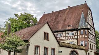 Das Oberschloss bildet mit dem großen Innenhof und den Neben- und Wirtschaftsgebäuden bis heute ein geschlossenes stadtprägendes Ensemble.