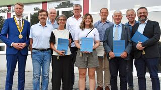 Oberbürgermeister Markus Herrera  (links) mit den Stadträtinnen und Stadträten,, die künftig nicht mehr dem Gemeinderat angehören.
