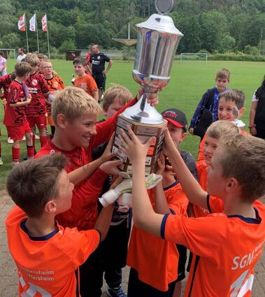 Groß war die Freude bei den Weikersheimer Fußballern der Gemeinschaftsschule, als sie den Pokal entgegennehmen konnten.