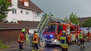 Einsatz im Kirchberg: Mit der Drehleiter war zunächst von außen nichts festzustellen.
