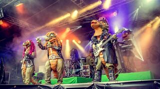 Die kindgerechte Dino-Metal-Band „Heavysaurus“ in Action.