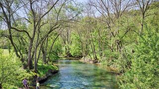 Verborgene Idylle an der Tauber in Weikersheim: Das neue Gästemagazin „Liebliches Taubertal“ zeigt die spannende Vielfalt der Region sowie zahlreiche Geheimtipps im „Lieblichen Taubertal“.