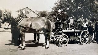 Die alte Saugspritze von 1925 bei einem Umzug in Weikersheim von 1964.