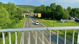 Blick von der Bogen-Fußgängerbrücke bei „Reifen Schuler“ auf die L 1001 und die ehemalige Gaubahn-Bücke.