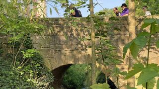 Eher unscheinbar: Die Natursteinbrücke über den Mühlkanal an der „Bastion“ verbindet Heiliges Wöhr und Marktplatz.