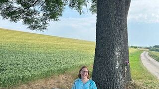 Heike Guilford an ihrem Lieblingsplatz in Altheim – dem „Hohen Baum“.