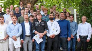 48 Absolventen der Gewerblichen Schule in Tauberbischofsheim haben im Rahmen der Abschlussfeier ihre Abschlusszeugnisse erhalten. Sie haben ihre Ausbildungen in den Berufen Industriemechaniker, Technischer Produktdesigner, Maler und Lackierer, Maurer, Holzmechaniker und Tischer bestanden.