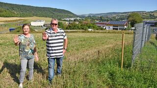 Das FN-Archivbild vom Sommer vergangenen Jahres zeigt Michaela Stelter und Maik Engert. Sie sagen mit vielen weiteren Anwohnern und Anlieger-Firmen Nein zum neuen Recyclinghof-Standort im Dainbacher Weg.