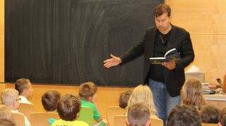 Armin Pongs wollte am Lernhaus die Grundschüler davon überzeugen, dass Lesen besser als „Datteln“ ist.