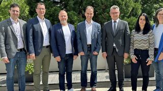 3000 Euro spendet die Firma European Aerosols für die diesjährige Spielzeit der Zwingenberger Schlossfestspiele.