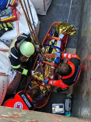 Bergung einer Person aus dem Laderaum eines Schiffes.