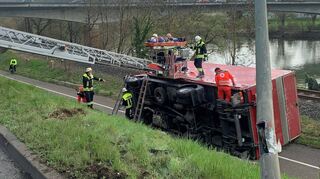 Umgekippter Lastwagen an der L 2310.