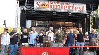 Angefangen hat das Hardheimer Sommerfest mit dem traditionellen Bieranstich am Freitagabend. Mit dabei waren Organisatoren und Vereinsvertreter.