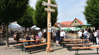 40 Stationen haben die Altheimer Vereine, Firmen und Einwohner vorbereitet - unter anderem auf dem Dorfplatz (Pfarrer-Hauser-platz).