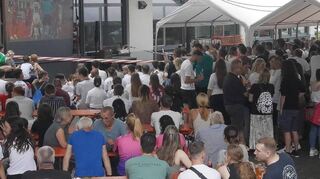 „Deutschlaaand! Deutschlaaand!“ Hunderte Fußball-Interessierte verfolgten in der Erftalhalle und hier auf dem Pausenhof das EM-Spiel der Deutschen gegen Dänemark.