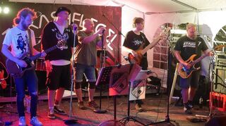 Heimspiel: Die Hardheimer Band „Thrashflegel“ überzeugte einmal mehr mit harten Riffs auf dem großem Pausenhof des Walter-Hohmann-Schulzentrums.