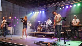 Hits zum Mitsingen und Tanzen schmetterte „RockIt!“ am Freitagabend bis in die frühen Morgenstunden auf der großen Sommerfest-Bühne.