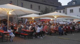 Die typische Atmosphäre des Hardheimer Sommerfestes: Gemütliche Abendstimmung auf dem Schlossplatz.