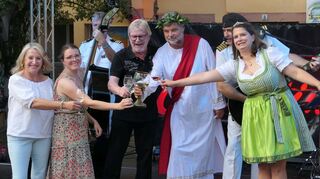 Gute gelaunt waren bei der Eröffnung des neunten Wertheimer „Schöpples“ Christiane Förster, Julia Klüpfel, Thomas Wettengel, Weingott Bacchus (Wolfgang Winiki) und Weinprinzessin Mareike Fries.