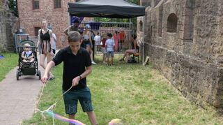 Am Ziehen riesiger Seifenblasen hatten viele Besucher des Erlebnistags unter dem Motto „Bock auf Burg“ in Wertheim großen Spaß.