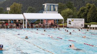 Beim Zwölf-Stunden-Schwimmen der DLRG Wertheim im Bestenheider Freibad gingen 300 Aktive an den Start.