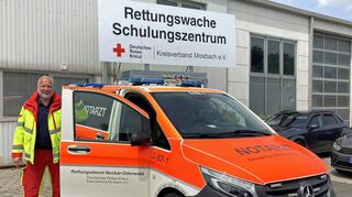 Notfallmediziner Dr. Harald Genzwürker übernimmt am 1. Juli die Jubiläumsschicht am Notarztstandort Osterburken an der DRK-Rettungswache.