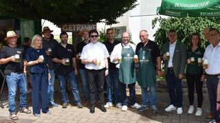 Bürgermeister Meikel Dörr (Sechster von rechts) und Ortsvorsteher Hubert Mühling (Fünfter von rechts) eröffneten das große Jubiläumsfest mit einem Bieranstich.