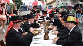 Das traditionelle Sauermilchessen der „Aaldemer Dunder“ durfte bei der 1250-Jahr-Feier nicht fehlen. Damit riefen die „Dunder“ kurzzeitig eine Sommernarrenzeit aus.