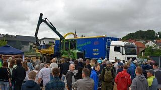 Der Forstbetrieb Schreck zeigte wie Holzhackschnitzel hergestellt werden und präsentierte damit die tägliche Arbeit des Unternehmens.