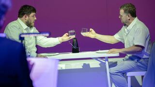 Selbst das Gläserklirren bei Tisch wird in der Aufführung von „Der Fremde“ zum rhythmischen Element.