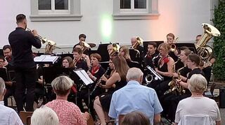 In Aktion: Die Musiker und Musikerinnen aus Messelhausen und Oberlauda bei der Sommer-Serenade im Schlosshof in Messelhausen.