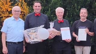 Nach den Ehrungen (von links): Valentin Kimmelmann (Bezirksvorsitzender Blasmusikverband), Torsten Kuhn (Vorsitzender MK Messelhausen), Helmut Versbach (geehrt für 70 Jahre aktives Musizieren MK Messelhausen), Berthold Renk (Ehrenmitglied MK Oberlauda), Maximilian Mohr (Vorsitzender MK Oberlauda) sowie Teresa Mohr (Zweite Vorsitzende MK Oberlauda).