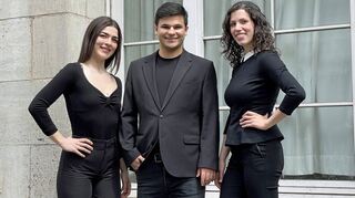 Der angehende Creglinger Opernsänger Luca Zink und seine Kommilitoninnen Franziska Gschlecht (Sopran) und Joana Morant (Klavier) gastieren am Samstag, 6. Juli, im Rahmen der Reihe „Creglinger Konzerte“ im Romschloss.